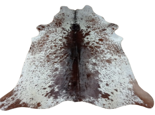 Brązowo-biała skóra bydlęca łaciata rozłożona na jasnej podłodze - dekoracyjneskory.pl