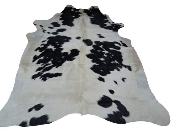 Czarno-kremowa skóra bydlęca łaciata rozłożona na jasnej podłodze - dekoracyjneskory.pl