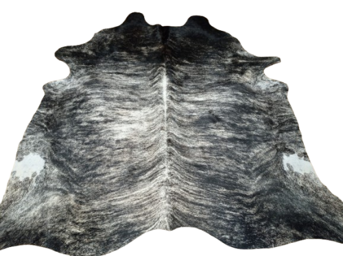 Ogromna czarno-beżowa skóra bydlęca 235x230 cm rozłożona w dużym salonie - wzór TYGRYS XXL - dekoracyjneskory.pl