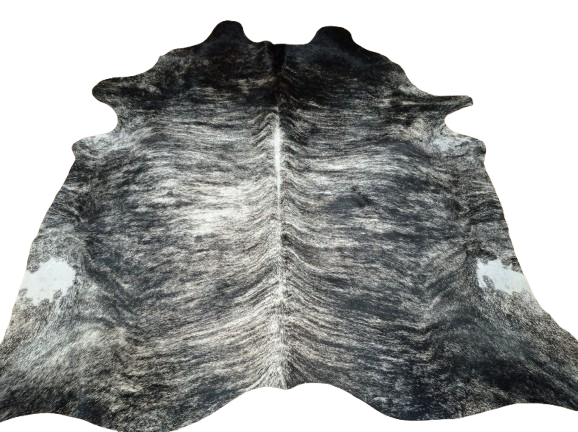 Ogromna czarno-beżowa skóra bydlęca 235x230 cm rozłożona w dużym salonie - wzór TYGRYS XXL - dekoracyjneskory.pl