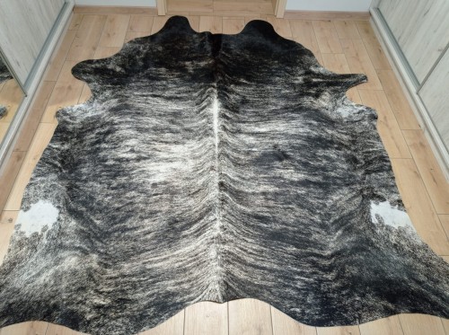 Ogromna czarno-beżowa skóra bydlęca 235x230 cm rozłożona w dużym salonie - wzór TYGRYS XXL - dekoracyjneskory.pl