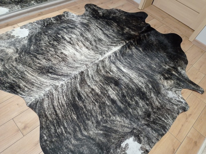 Ogromna czarno-beżowa skóra bydlęca 235x230 cm rozłożona w dużym salonie - wzór TYGRYS XXL - dekoracyjneskory.pl