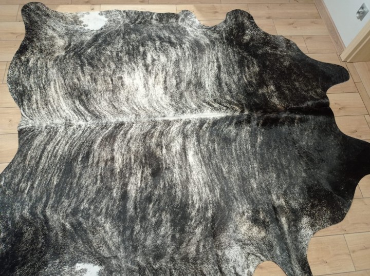 Ogromna czarno-beżowa skóra bydlęca 235x230 cm rozłożona w dużym salonie - wzór TYGRYS XXL - dekoracyjneskory.pl