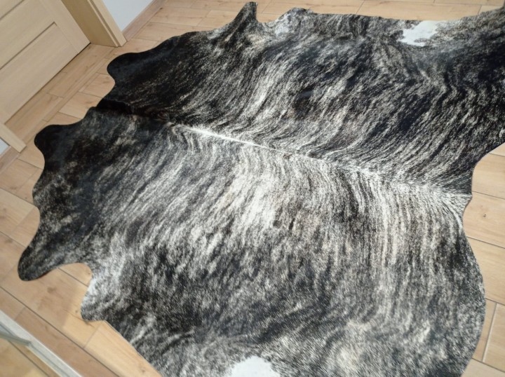 Ogromna czarno-beżowa skóra bydlęca 235x230 cm rozłożona w dużym salonie - wzór TYGRYS XXL - dekoracyjneskory.pl