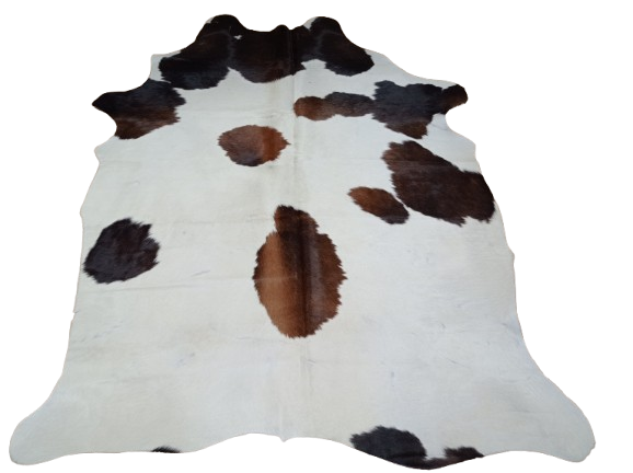 Kremowo-brązowa skóra bydlęca w cętki rozłożona na jasnej podłodze - dekoracyjneskory.pl