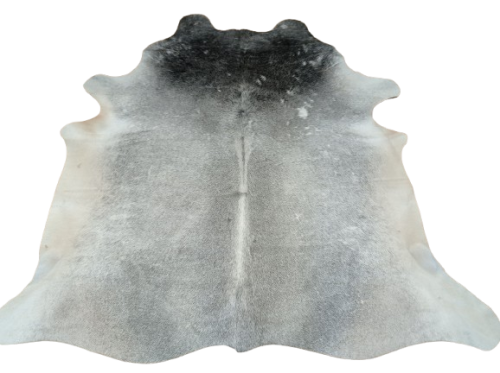Szara skóra bydlęca rozłożona na jasnej podłodze - dekoracyjneskory.pl