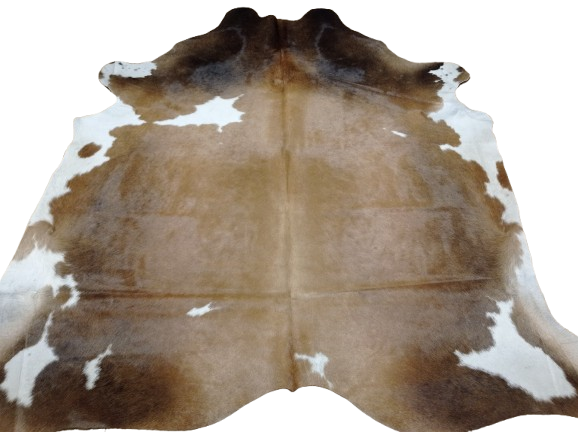Ogromna brązowo-beżowo-biała skóra bydlęca 250x225 cm rozłożona w dużym salonie - wzór TRICOLOR XXL - dekoracyjneskory.pl