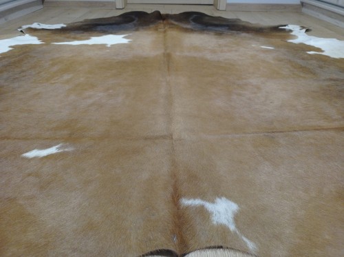 Zbliżenie na efekt włosia ogromnej brązowo-beżowo-białej skóry bydlęcej 250x225 cm rozłożonej w dużym salonie - wzór TRICOLOR XXL - dekoracyjneskory.pl