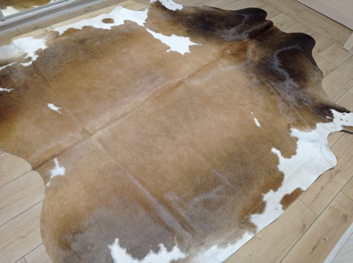 Ogromna brązowo-beżowo-biała skóra bydlęca 250x225 cm rozłożona w dużym salonie - wzór TRICOLOR XXL - dekoracyjneskory.pl