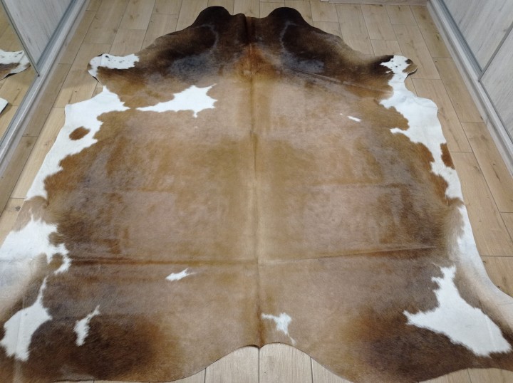 Ogromna brązowo-beżowo-biała skóra bydlęca 250x225 cm rozłożona w dużym salonie - wzór TRICOLOR XXL - dekoracyjneskory.pl