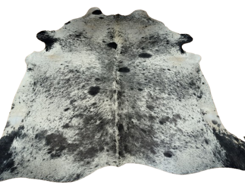 Ogromna szara skóra bydlęca 240x220 cm rozłożona w dużym salonie - wzór sól i pieprz XXL - dekoracyjneskory.pl