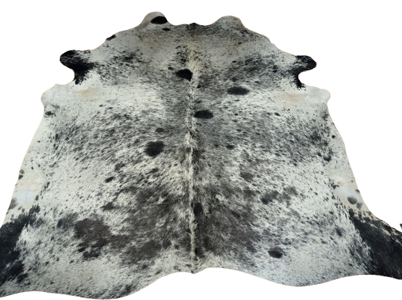 Ogromna szara skóra bydlęca 240x220 cm rozłożona w dużym salonie - wzór sól i pieprz XXL - dekoracyjneskory.pl