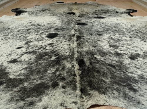 Zbliżenie na ogromną szarą skórę bydlęcą XXL zajmującą dużą powierzchnię salonu