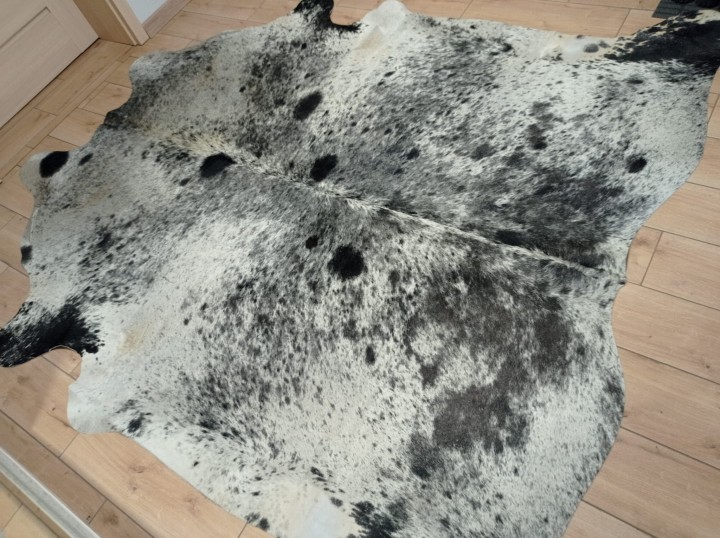 Ogromna szara skóra bydlęca 240x220 cm rozłożona w dużym salonie - wzór sól i pieprz XXL - dekoracyjneskory.pl