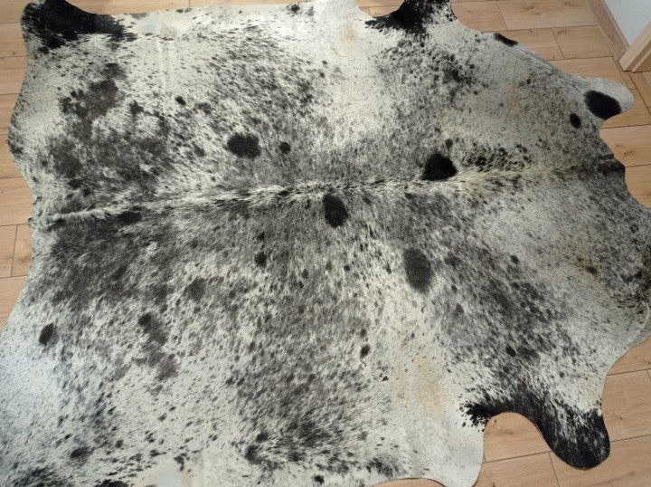 Ogromna szara skóra bydlęca 240x220 cm rozłożona w dużym salonie - wzór sól i pieprz XXL - dekoracyjneskory.pl