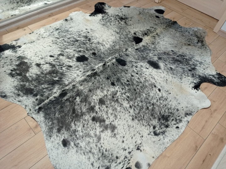 Ogromna szara skóra bydlęca 240x220 cm rozłożona w dużym salonie - wzór sól i pieprz XXL - dekoracyjneskory.pl