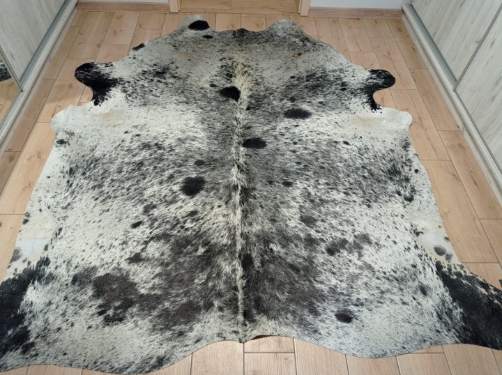 Ogromna szara skóra bydlęca 240x220 cm rozłożona w dużym salonie - wzór sól i pieprz XXL - dekoracyjneskory.pl