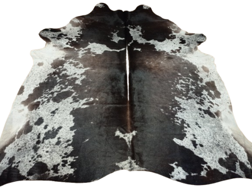Ogromna czarno-brązowo-biała skóra bydlęca 235x225 cm rozłożona w dużym salonie - wzór łaciata XXL - dekoracyjneskory.pl