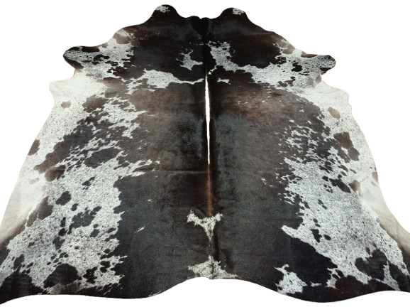 Ogromna czarno-brązowo-biała skóra bydlęca 235x225 cm rozłożona w dużym salonie - wzór łaciata XXL - dekoracyjneskory.pl
