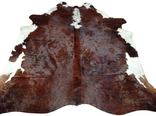 Ogromna brązowo-biała skóra bydlęca 240x230 cm rozłożona w dużym salonie - wzór TYGRYS XXL - dekoracyjneskory.pl