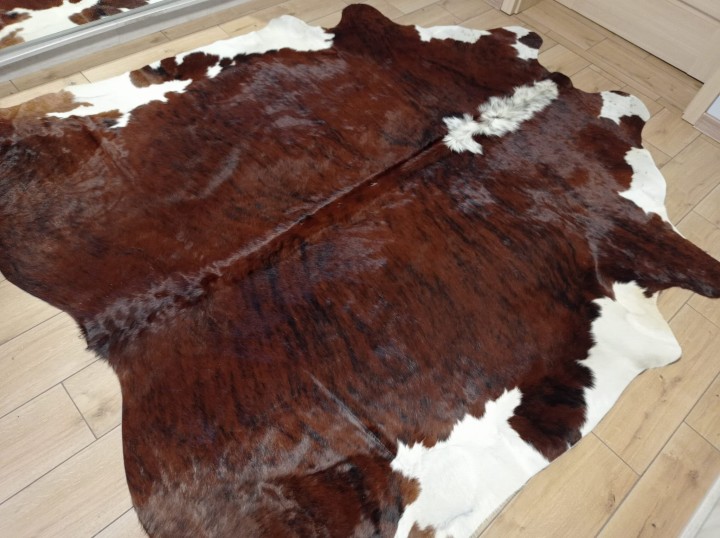 Ogromna brązowo-biała skóra bydlęca 240x230 cm rozłożona w dużym salonie - wzór TYGRYS XXL - dekoracyjneskory.pl