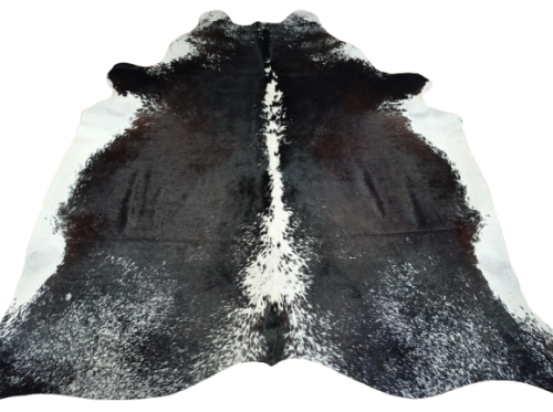 Ogromna  skóra bydlęca 230x220 cm rozłożona w dużym salonie -  TRICOLOR XXL - dekoracyjneskory.pl