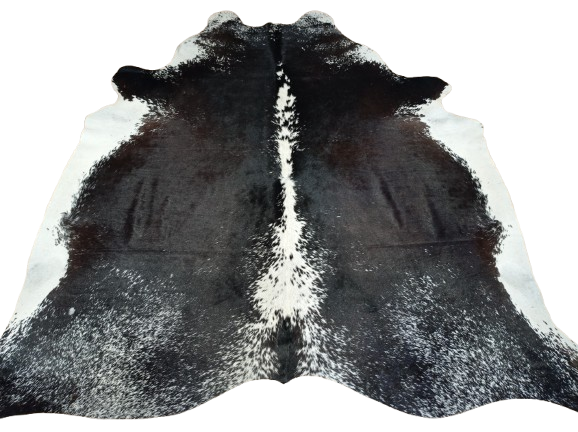 Ogromna  skóra bydlęca 230x220 cm rozłożona w dużym salonie -  TRICOLOR XXL - dekoracyjneskory.pl