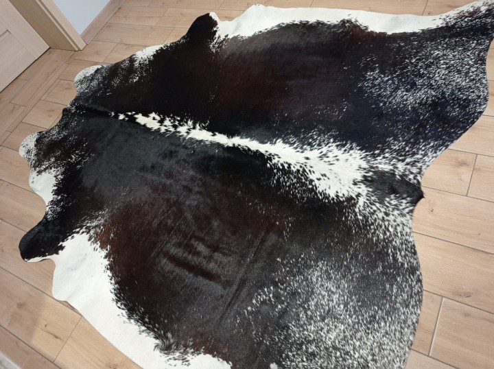 Ogromna  skóra bydlęca 230x220 cm rozłożona w dużym salonie -  TRICOLOR XXL - dekoracyjneskory.pl