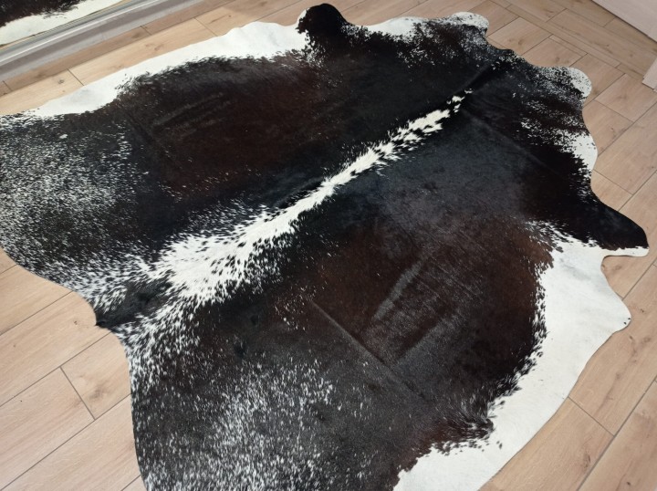 Ogromna  skóra bydlęca 230x220 cm rozłożona w dużym salonie -  TRICOLOR XXL - dekoracyjneskory.pl