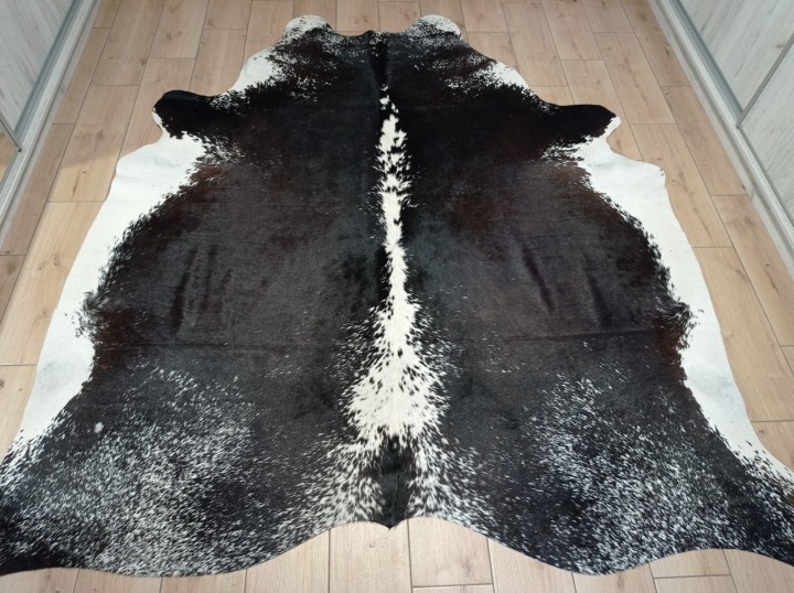 Ogromna  skóra bydlęca 230x220 cm rozłożona w dużym salonie -  TRICOLOR XXL - dekoracyjneskory.pl