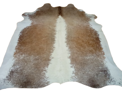 Naturalna skóra bydlęca 210x210 cm rozłożona w dużym salonie - ŁACIATA - dekoracyjneskory.pl