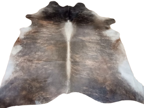 Naturalna skóra bydlęca 22x215 cm rozłożona w dużym salonie - TYGRYS - dekoracyjneskory.pl