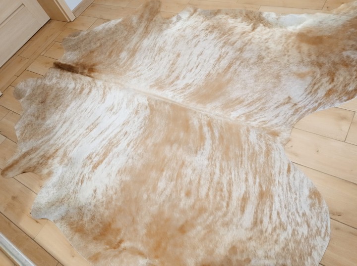 Naturalna skóra bydlęca 235x225 cm rozłożona w dużym salonie - TYGRYS - dekoracyjneskory.pl