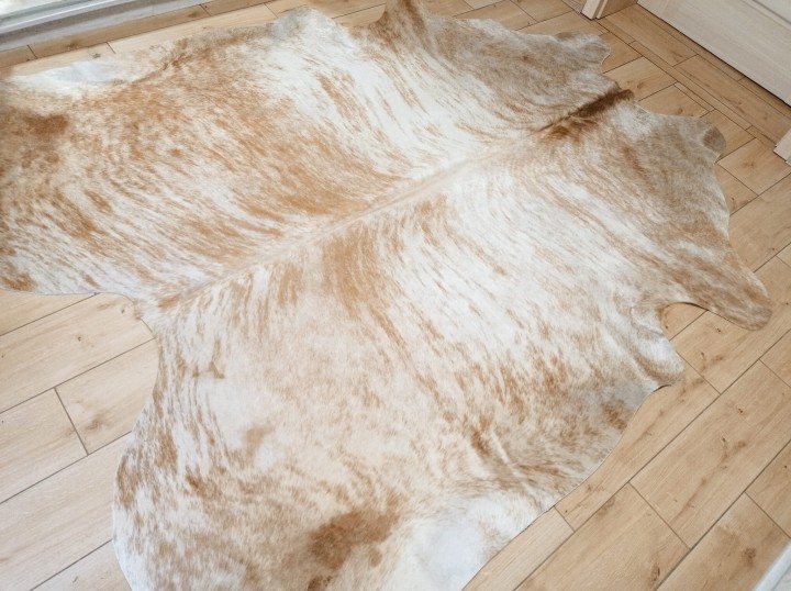 Naturalna skóra bydlęca 235x225 cm rozłożona w dużym salonie - TYGRYS - dekoracyjneskory.pl