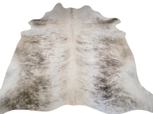 Naturalna skóra bydlęca 230x215 cm rozłożona w dużym salonie - TYGRYS - dekoracyjneskory.pl