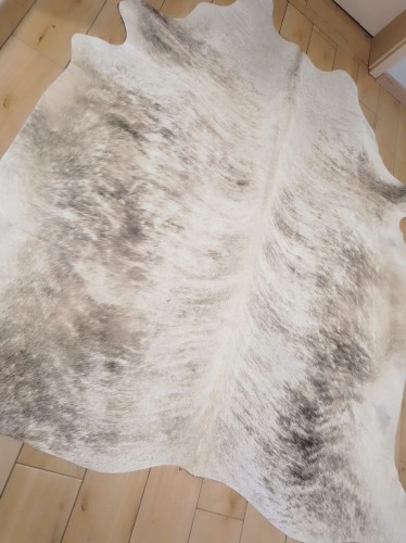 Naturalna skóra bydlęca 230x215 cm rozłożona w dużym salonie - TYGRYS - dekoracyjneskory.pl