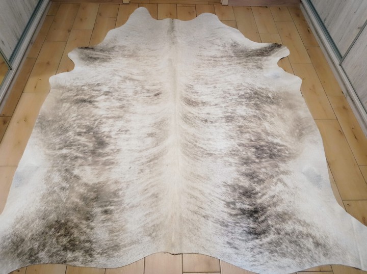 Naturalna skóra bydlęca 230x215 cm rozłożona w dużym salonie - TYGRYS - dekoracyjneskory.pl