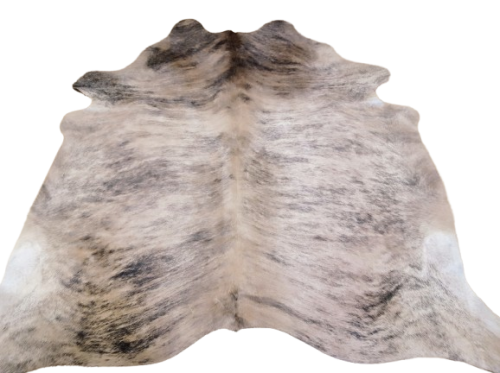 Naturalna skóra bydlęca 225x215 cm rozłożona w dużym salonie - TYGRYS - dekoracyjneskory.pl