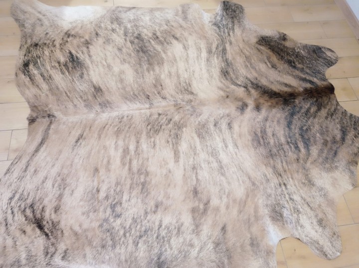 Naturalna skóra bydlęca 225x215 cm rozłożona w dużym salonie - TYGRYS - dekoracyjneskory.pl