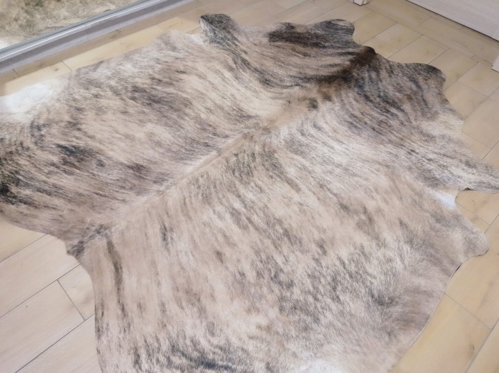 Naturalna skóra bydlęca 225x215 cm rozłożona w dużym salonie - TYGRYS - dekoracyjneskory.pl