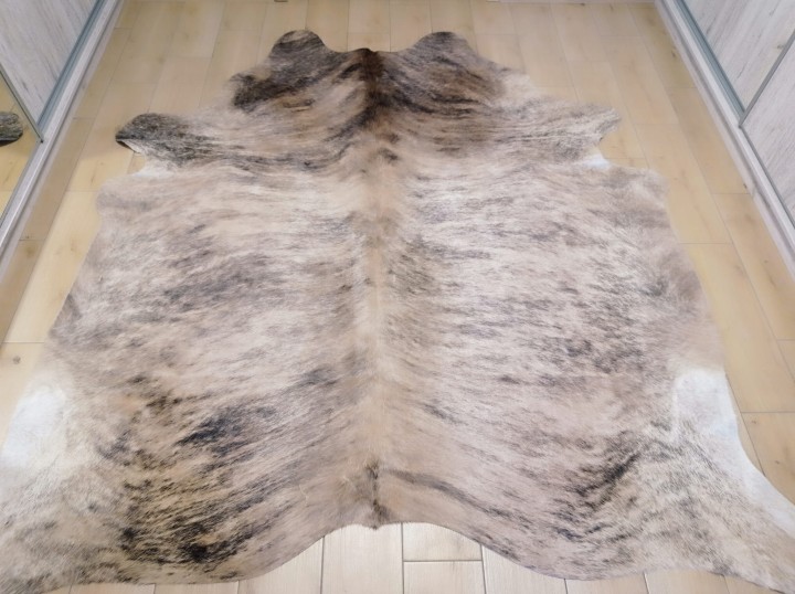 Naturalna skóra bydlęca 225x215 cm rozłożona w dużym salonie - TYGRYS - dekoracyjneskory.pl