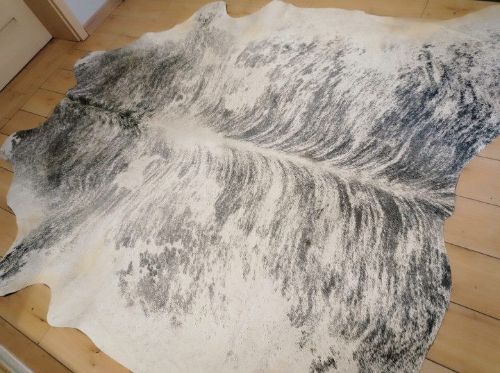 Naturalna skóra bydlęca 245x225 cm rozłożona w dużym salonie - TYGRYS - dekoracyjneskory.pl