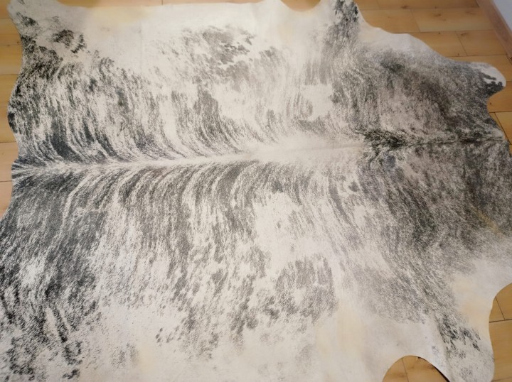 Naturalna skóra bydlęca 245x225 cm rozłożona w dużym salonie - TYGRYS - dekoracyjneskory.pl