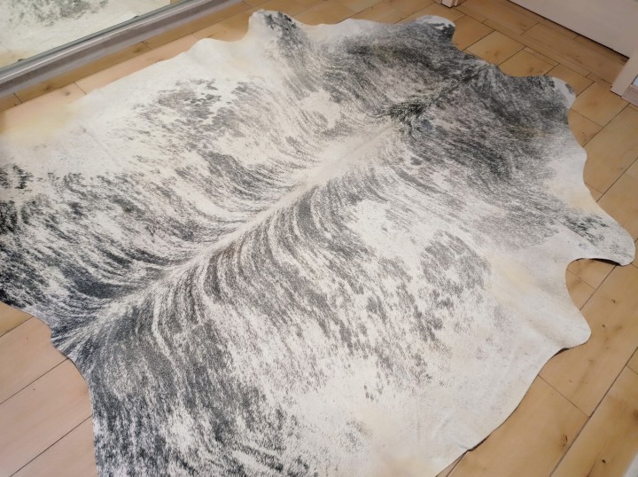 Naturalna skóra bydlęca 245x225 cm rozłożona w dużym salonie - TYGRYS - dekoracyjneskory.pl
