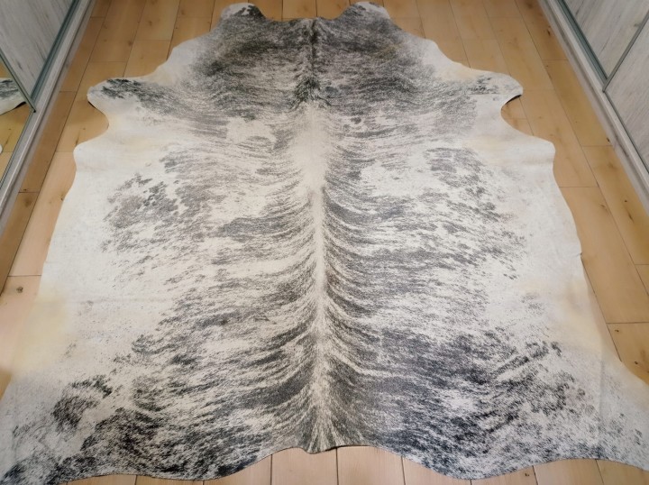 Naturalna skóra bydlęca 245x225 cm rozłożona w dużym salonie - TYGRYS - dekoracyjneskory.pl