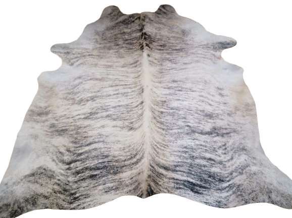 Naturalna skóra bydlęca 220x200 cm rozłożona w dużym salonie - TYGRYS - dekoracyjneskory.pl