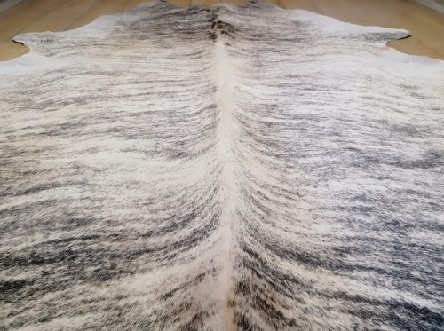 Naturalna skóra bydlęca 220x200 cm rozłożona w dużym salonie -zbliżenie na lśniącą sierść -  dekoracyjneskory.pl
