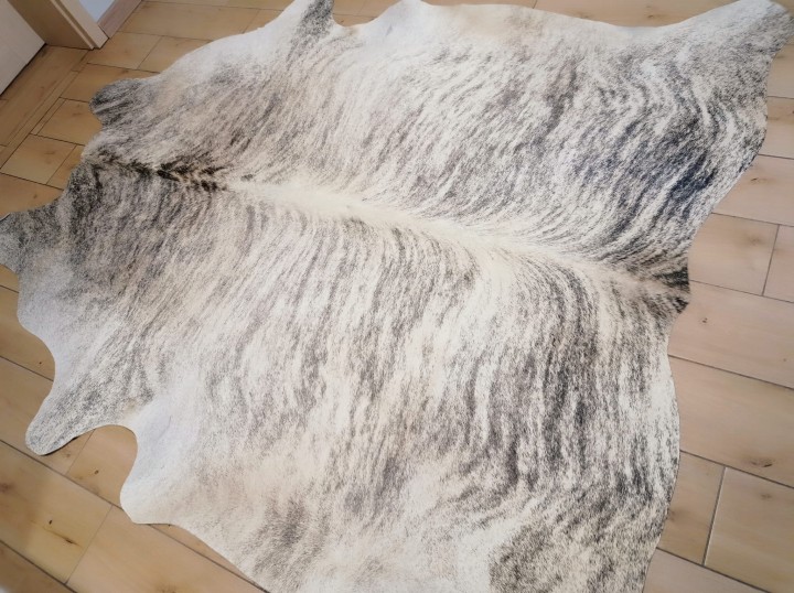Naturalna skóra bydlęca 220x200 cm rozłożona w dużym salonie - TYGRYS - dekoracyjneskory.pl