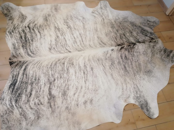 Naturalna skóra bydlęca 220x200 cm rozłożona w dużym salonie - TYGRYS - dekoracyjneskory.pl