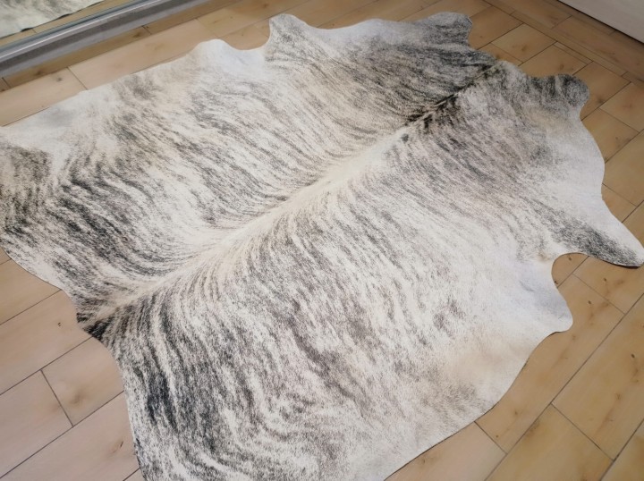 Naturalna skóra bydlęca 220x200 cm rozłożona w dużym salonie - TYGRYS - dekoracyjneskory.pl